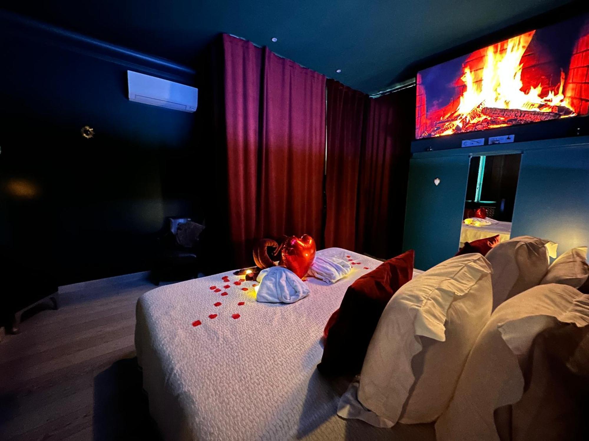 Mieuxqualhotel Jacuzzi Privatif Velvet Desire Бордо Екстериор снимка